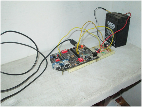 Imagem mostrando sensor ultrassônico conectado ao Arduino Uno