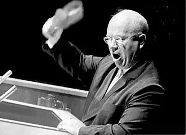 El líder soviético Jruschov se quitó los zapatos y golpeó la mesa en la reunión de la Asamblea General de la ONU en 1960.