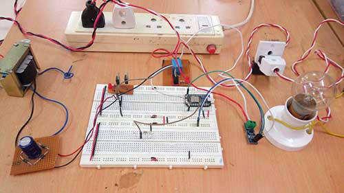 Imagem mostrando conexões de circuito de soquete IoT inteligente baseado em fótons e monitor de energia