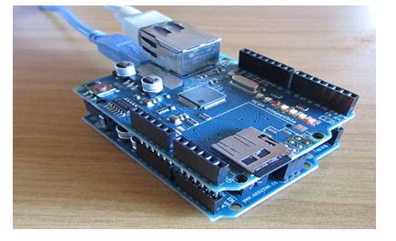 Imagem do Arduino Ethernet Shield conectado na parte superior do Arduino UNO