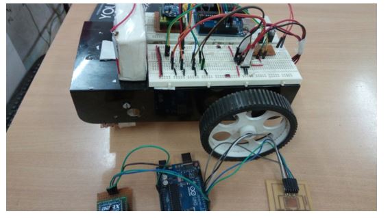 XBee-based capacitive touch-controlled robot prototype Protótipo de robô controlado por toque capacitivo baseado em XBee