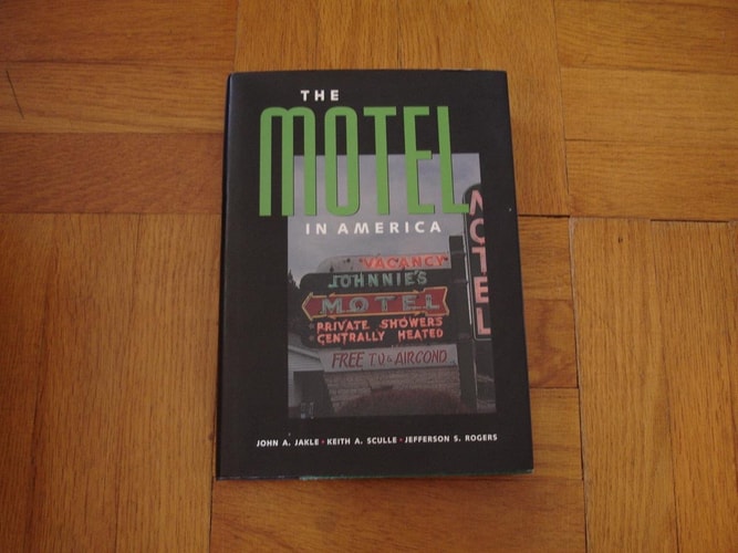 The Motel in America (The Road and American Culture)