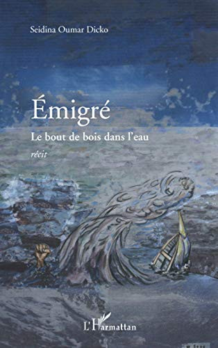 Émigré le bout de bois dans l'eau