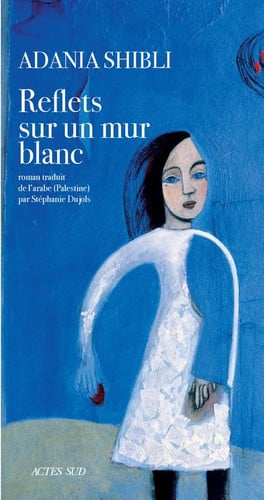 Reflets sur un mur blanc roman