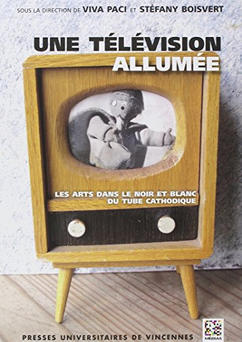 Une télévision allumée les arts dans le noir et blanc du tube cathodique