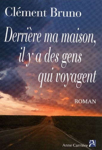 Derrière la maison, il y a des gens qui voyagent