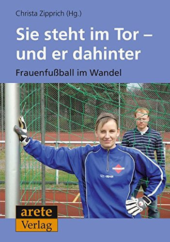 Sie steht im Tor - und er dahinter Frauenfußball im Wandel