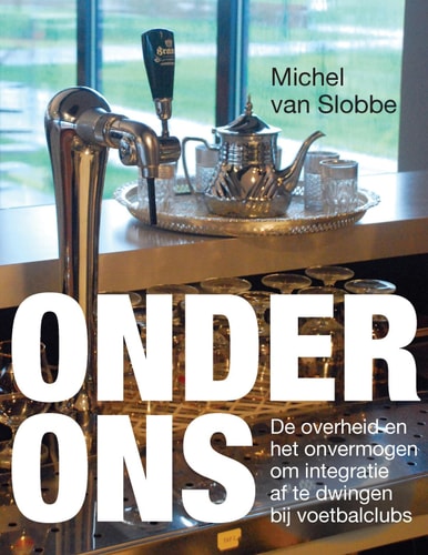 Onder ons: de overheid en het onvermogen om integratie af te dwingen bij voetbalclubs (Dutch Edition)