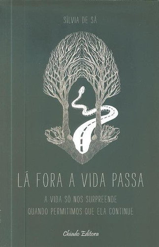 Lá fora a vida passa