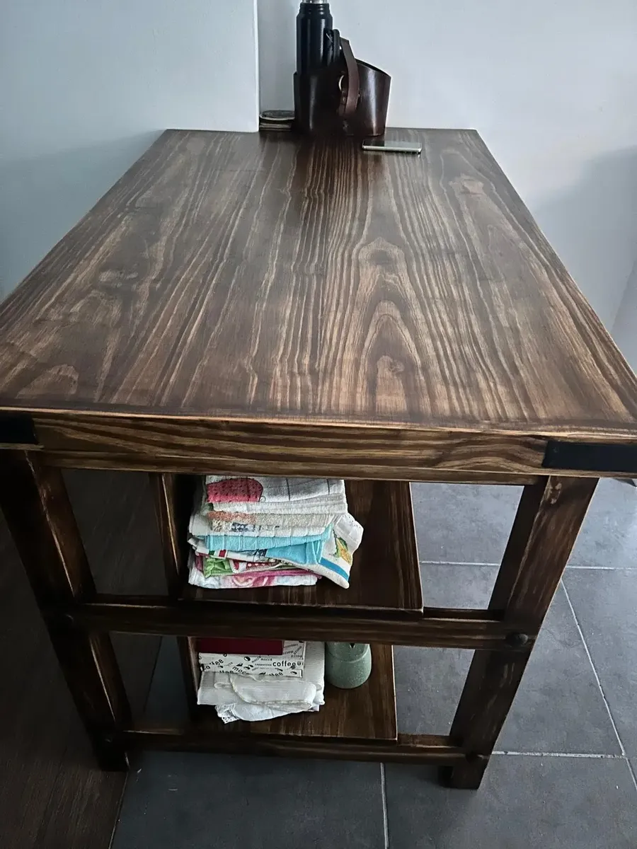 Mesa De Cocina Maciza Con Estantes