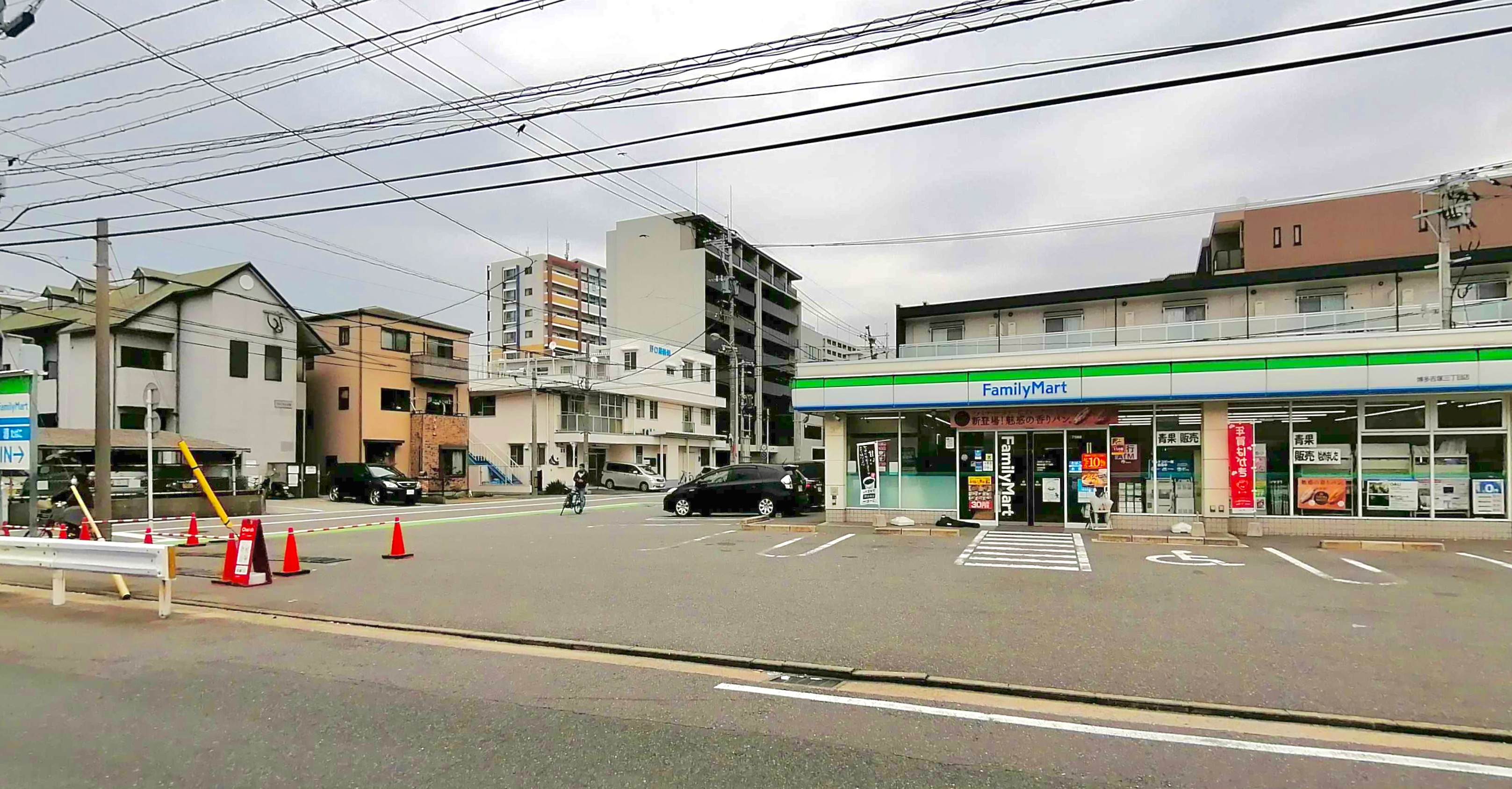 ファミリーマート吉塚三丁目店 Charichari(チャリチャリ)の施設画像1