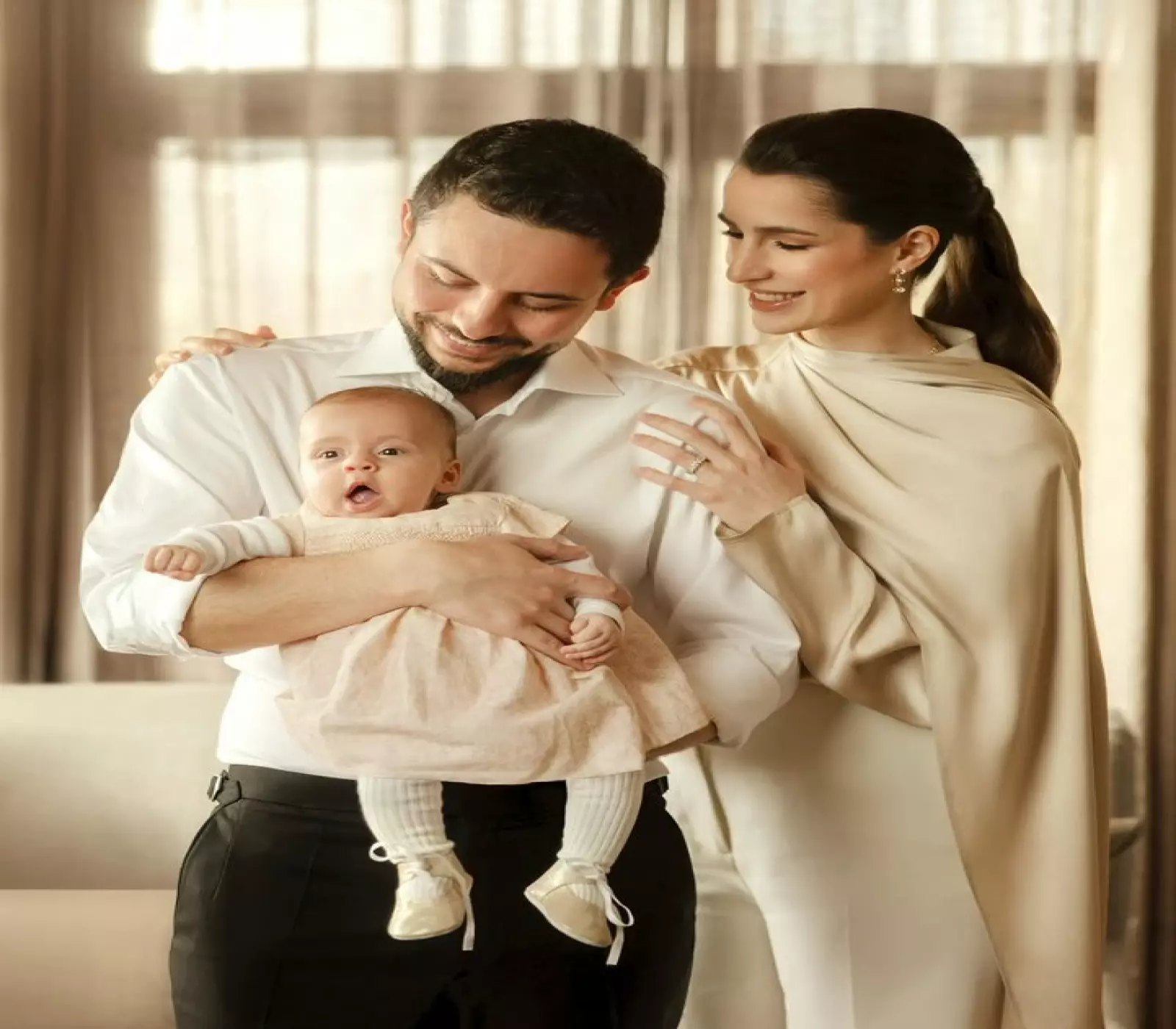 الأمير رجوة والأمير حسين وابنتهما ايمان
