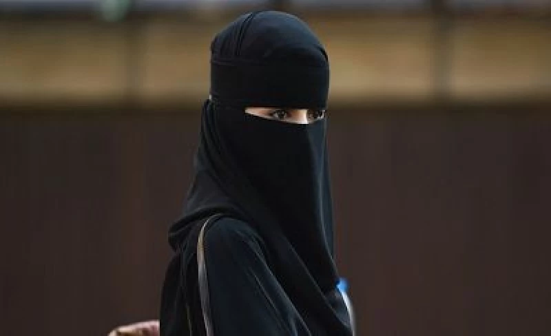 "صدمة فتاة سعودية عند استلامها ورقة الطلاق خلال نزهتها! اكتشف تفاصيل ردة فعلها"