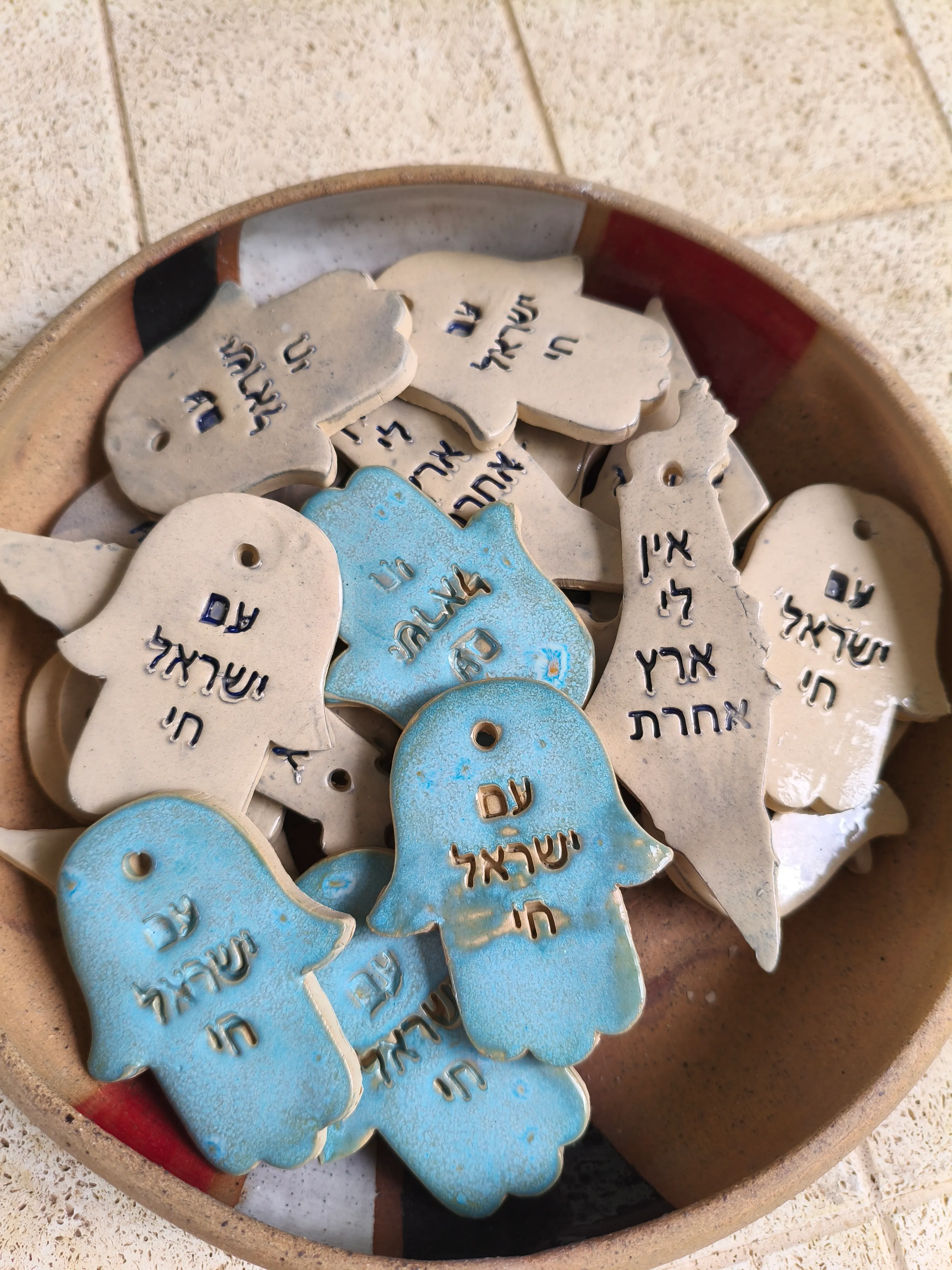 מגוון תליוני קרמיקה לקישוט ותליה