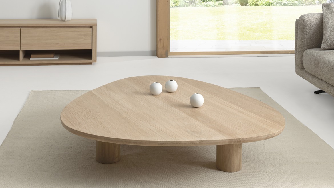 Naturel eikenhouten salontafel organische vorm interieur