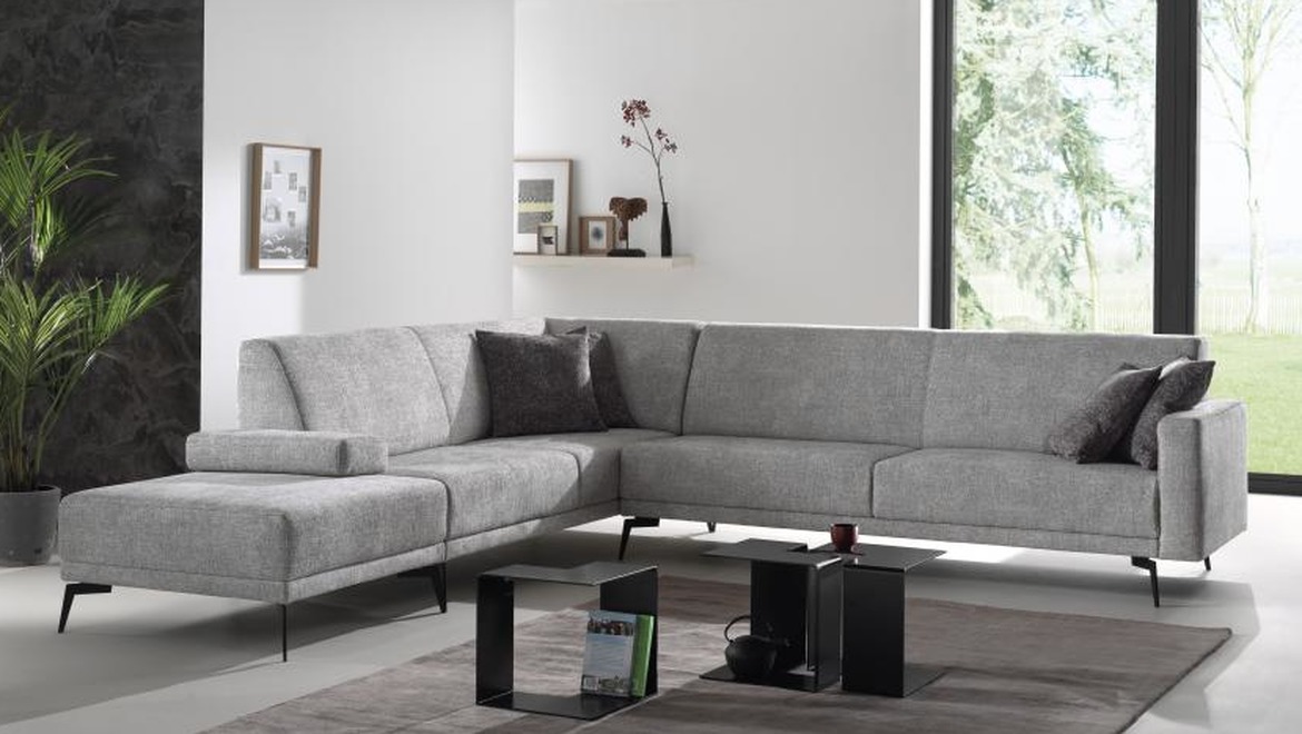 Hoekzetel grijs modern op poten zwart met vaste kussens en bijpassende pouf losstaand of vast