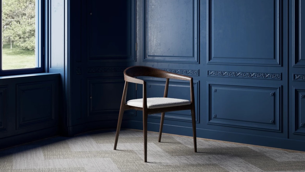 Interieur houten stoel stoffen zitvlak