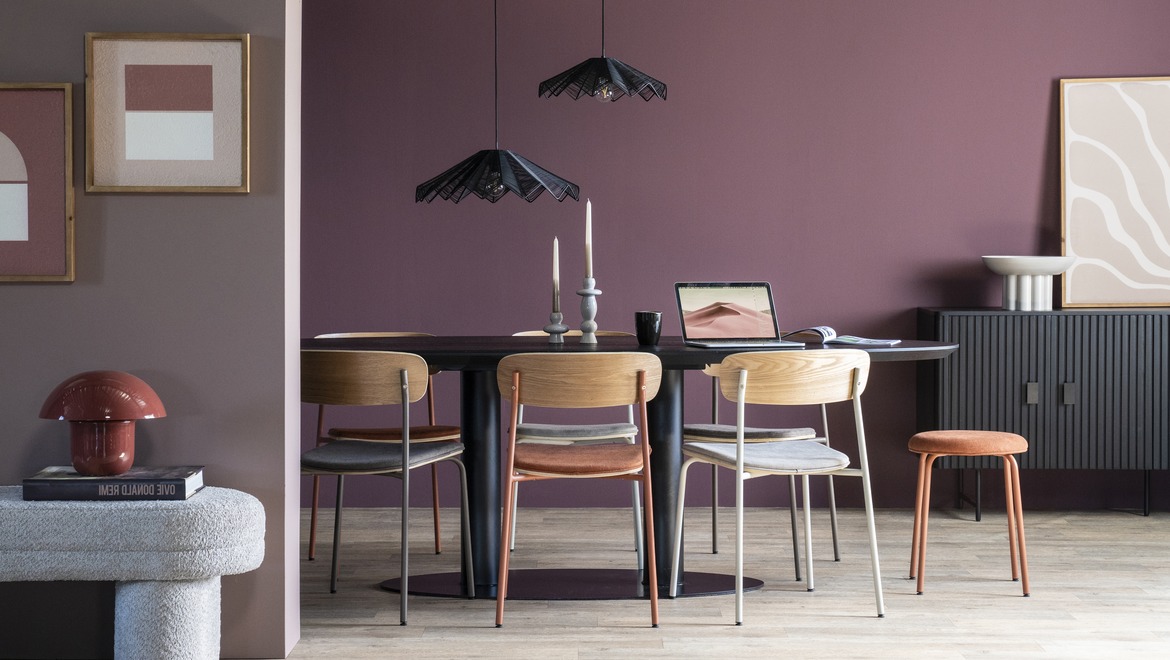 Inspiratie stoelen metaal terracotta houten rugleuning