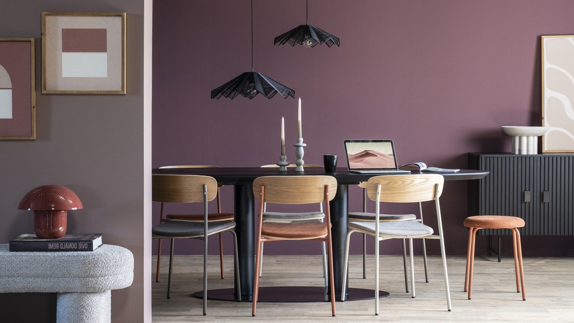Inspiratie minimalistische stoel Scandinavisch design wit metalen kader beige stoffering