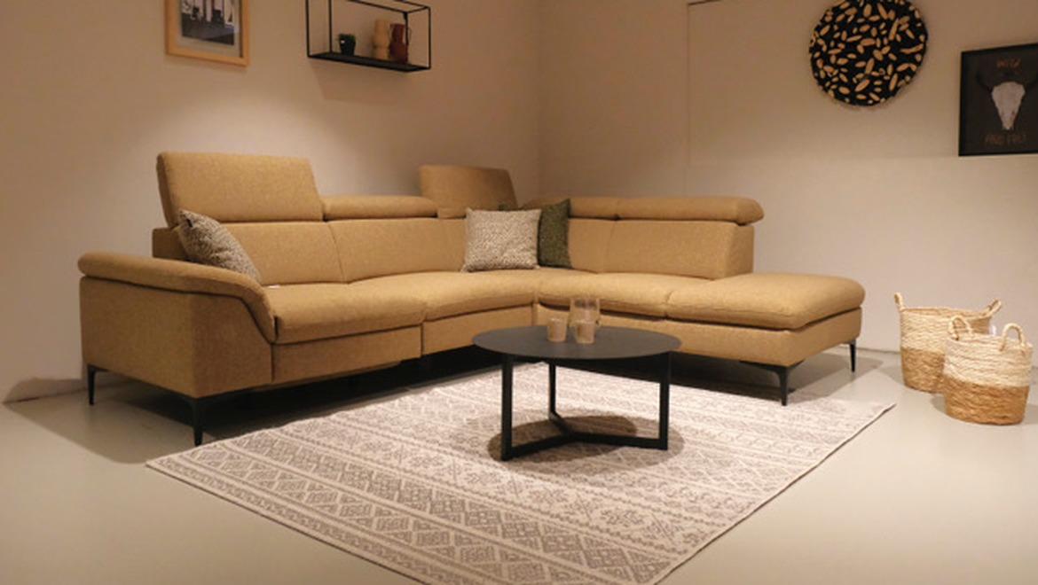 Moderne hoeksalon in oker-gele stof met opklapbare hoofdsteun en elektrische relax