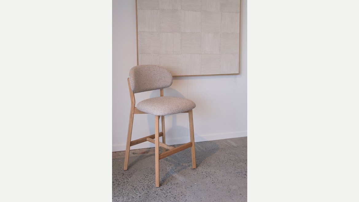 De Mika counterstoel combineert de robuuste charme van massief eikenhout met een comfortabele stoffen zitting en rugleuning