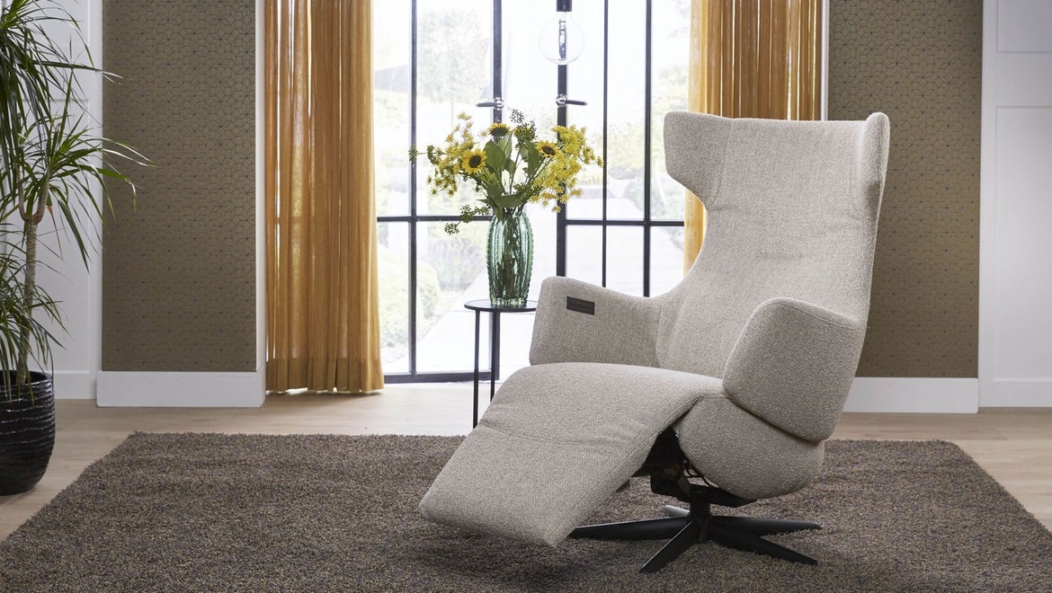 Comfortabele relax zetel elektrisch in beige stof op zwarte draaivoet
