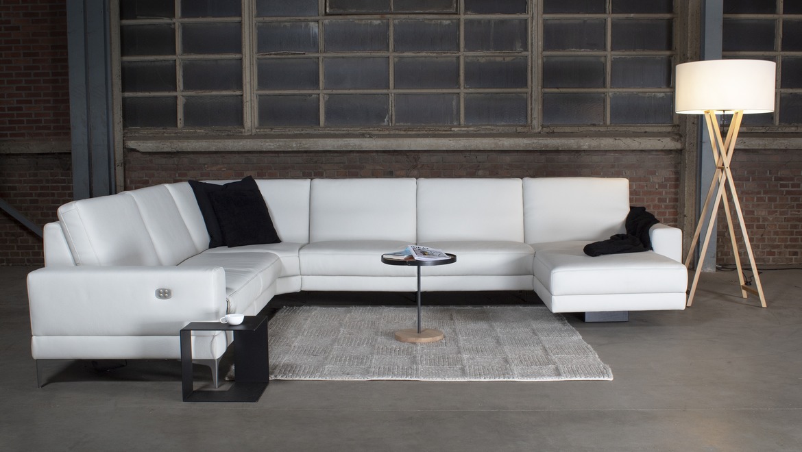 Moderne witte salon met relaxen en uitschuifbare rugleuning