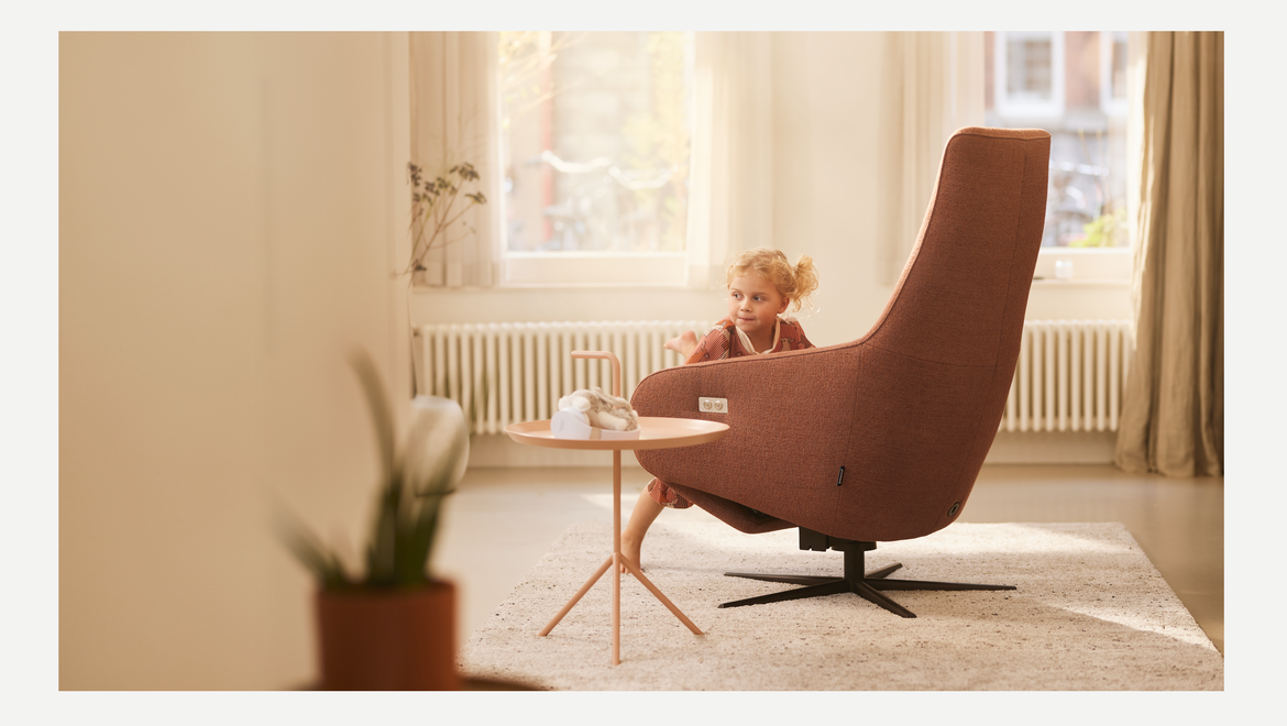 Moderne relax elektrisch in stof roze op draaivoet met smalle elegante vormgeving
