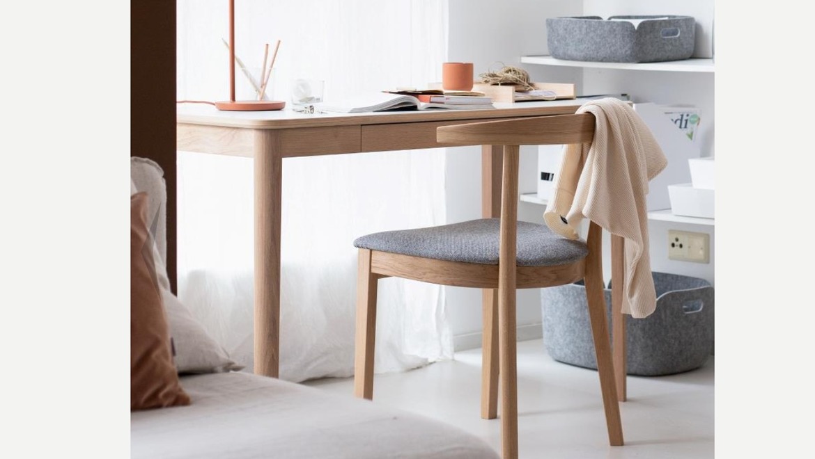 Massief eikenhouten stoel met stoffen zitvlak Scandinavische stijl