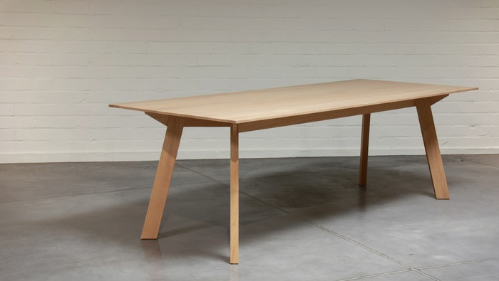 eettafel in massief eik strak scandinavisch