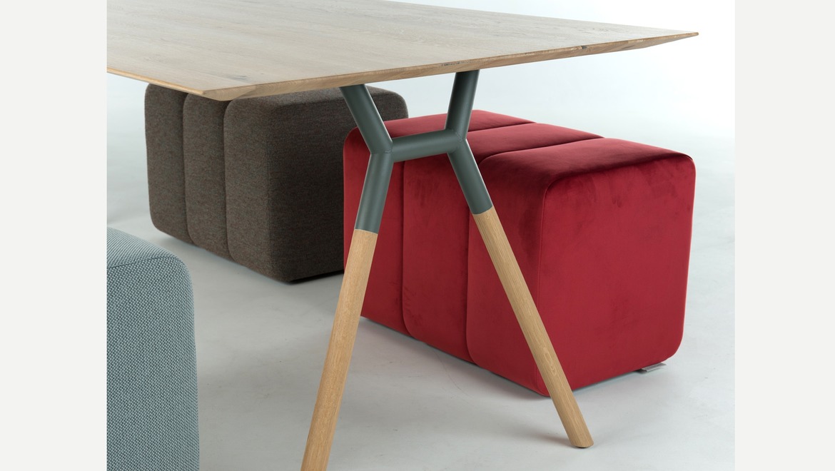 Eettafel in eik met pootdetail in metaal wit Scandinavische stijl