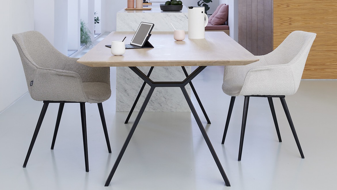 tafel in Scandinavische stijl met massief eiken blad, afgeronde hoeken en verjongde bladrand