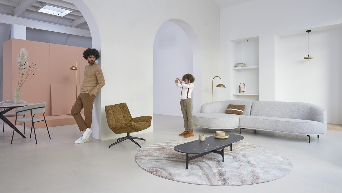 Design salon ronde vormen met longchair op poten in licht beige stof