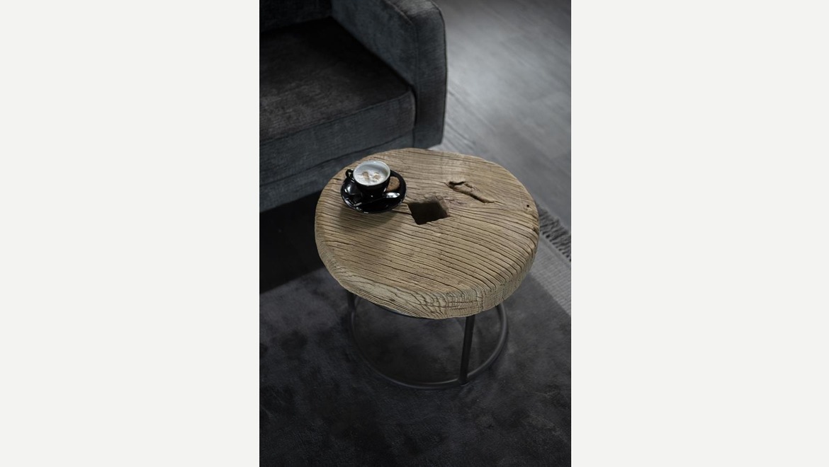 rond tafeltje met oud houten wiel en metalen onderstel