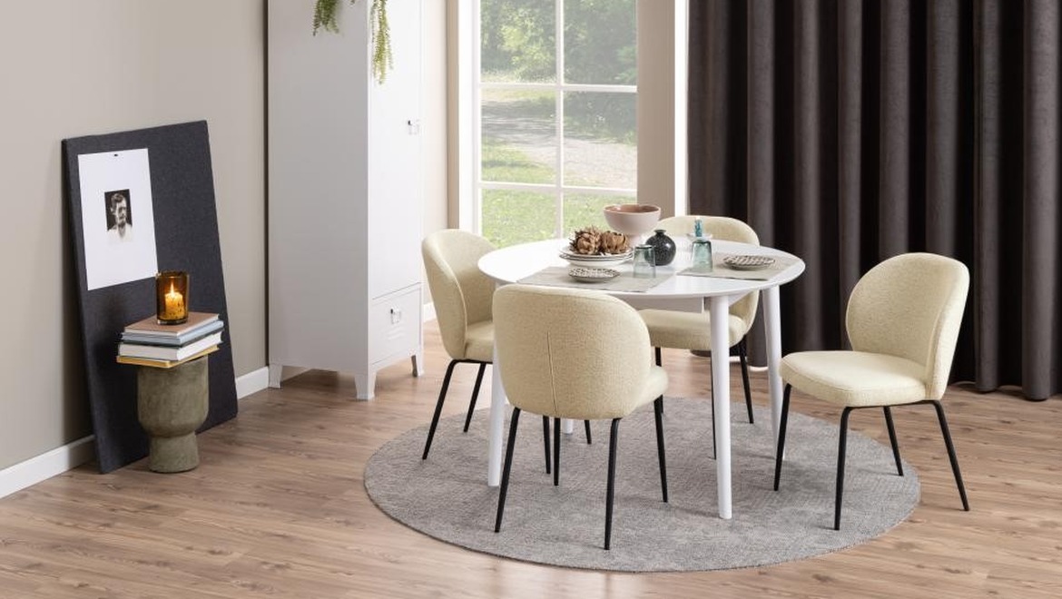 Inspiratie cream stoffen stoelen zwarte poten eettafel