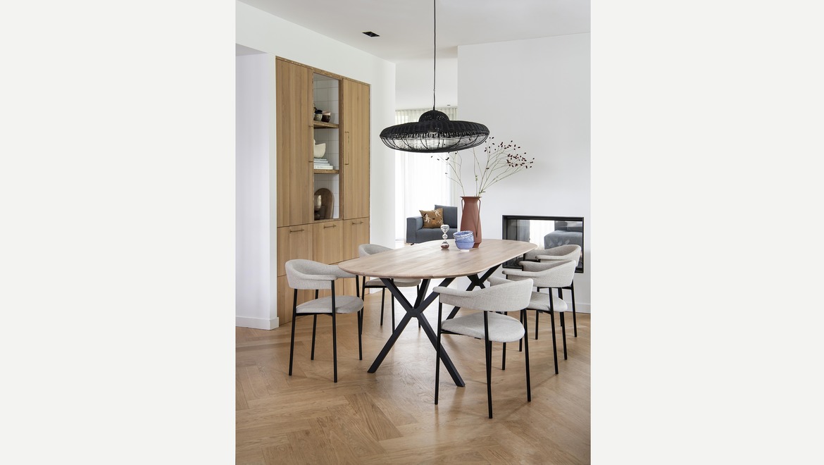 Afgeronde tafel ovaal met naturel eik bovenblad en fijne kruispoten metaal zwart Scandinavische stijl