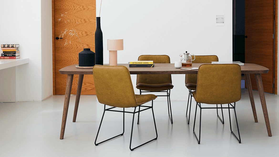 Scandinavische houten tafel inspiratie met stoelen