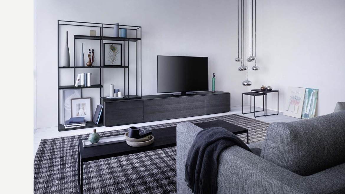 inspiratie interieur met tv-wand met metaalrek