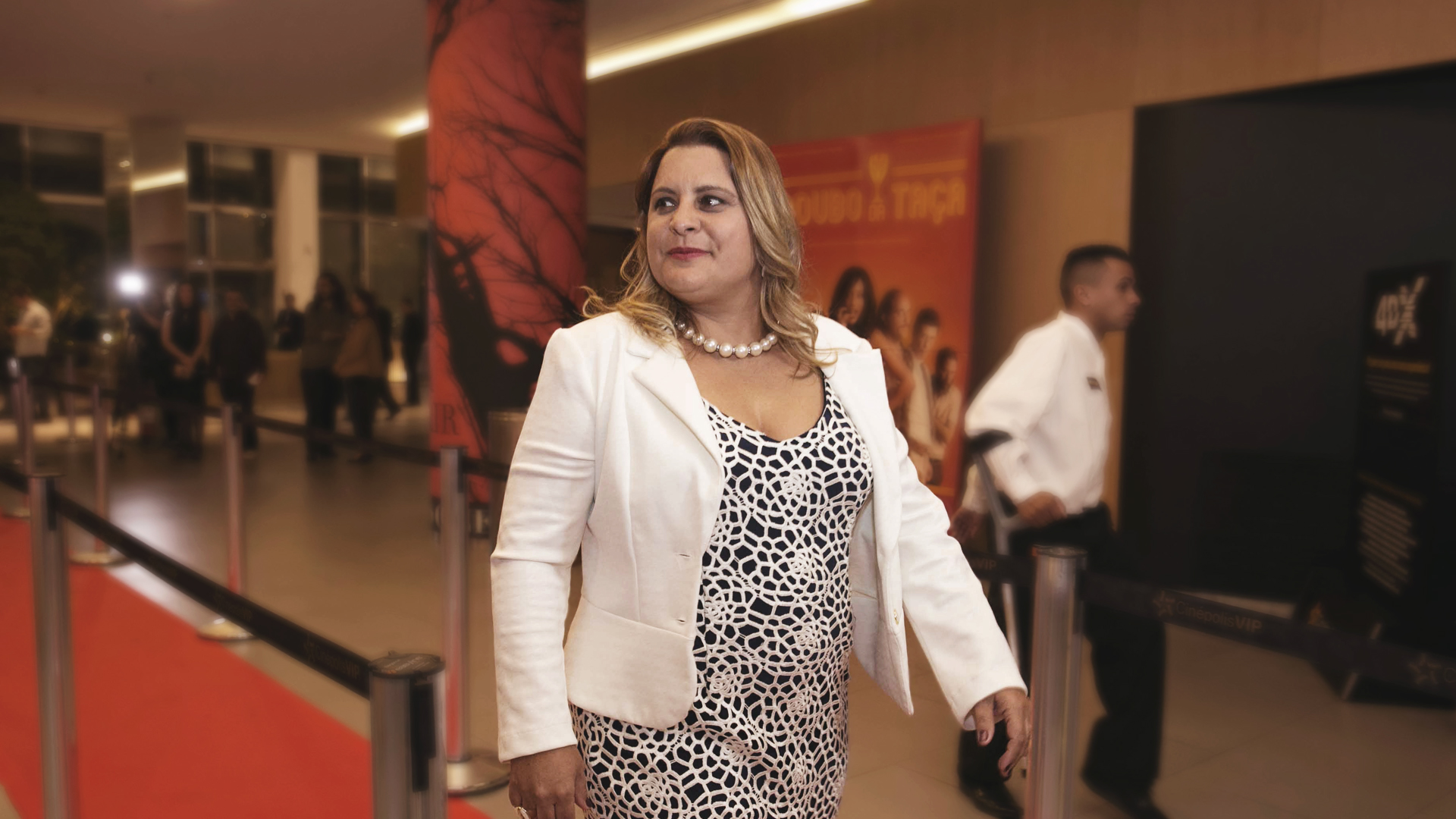 A fundadora da Sorridents, Carla Sarni, brilha no Tapete Vermelho em noite de pré-estreia