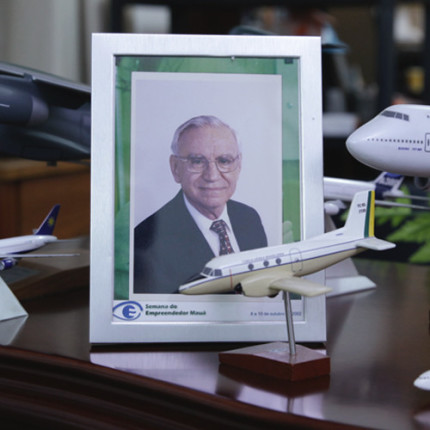 Quer ganhar um livro com toda a biografia do fundador da Embraer?