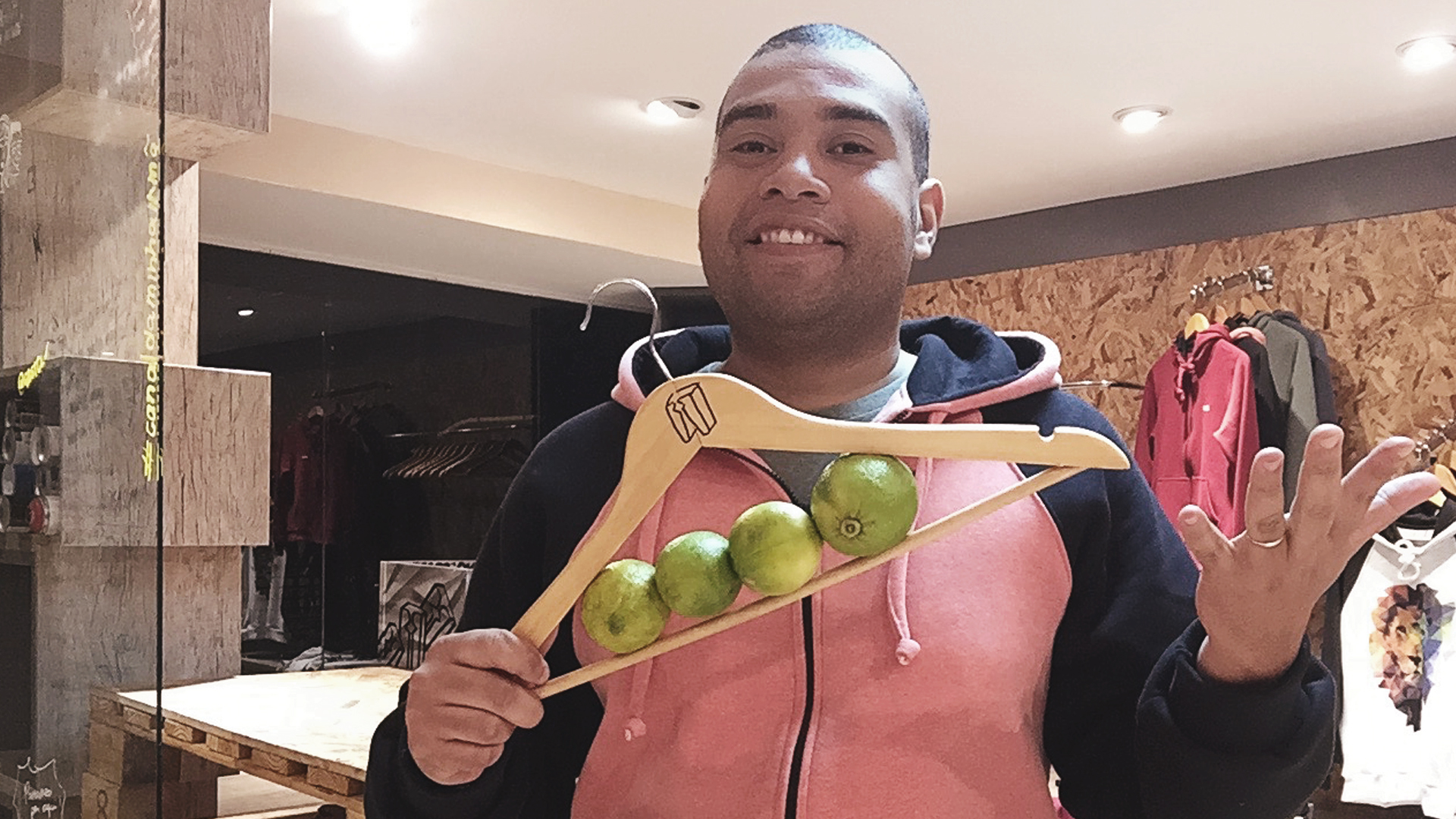 Inspirado pela história de Rony Meisler, aluno transforma um limão em uma limonada bem doce.