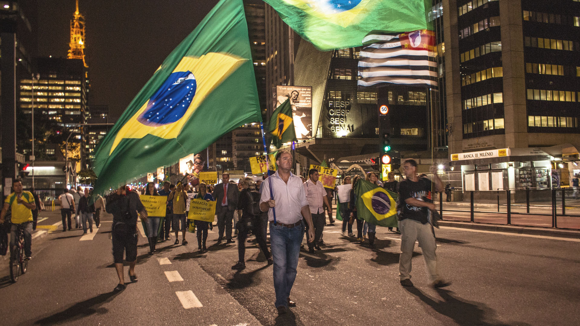 A imagem retrata greve na Avenida Paulista