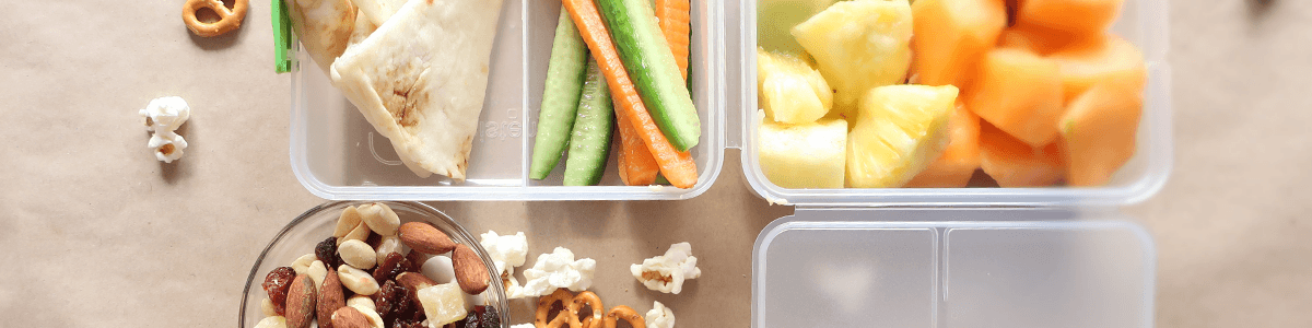Popcorn, fromage, noix, grignotines, fruits et légumes... On peut mettre de tout dans une boîte-repas pour le lunch