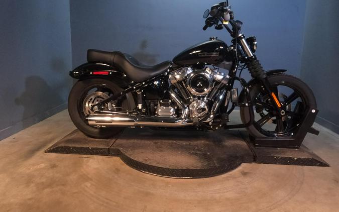 2026 Harley-Davidson Street Bob Vivid Black Chrome Cast Wheels