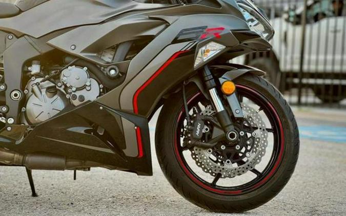 2023 Kawasaki Ninja® ZX™-6R Metallic Matte Graphenesteel Gray/Diablo Black