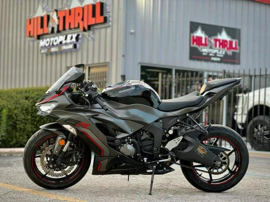 2023 Kawasaki Ninja® ZX™-6R Metallic Matte Graphenesteel Gray/Diablo Black