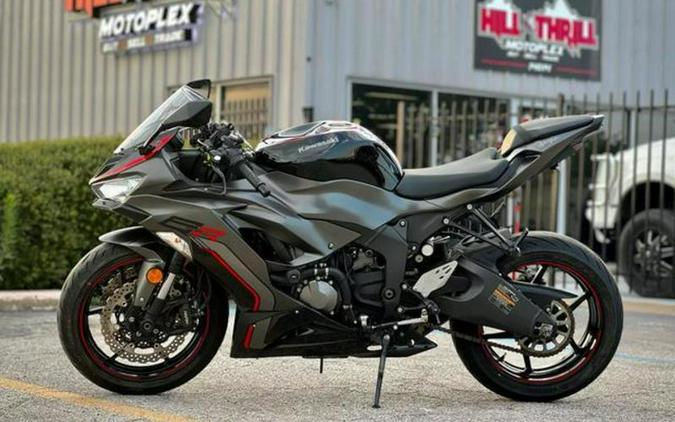 2023 Kawasaki Ninja® ZX™-6R Metallic Matte Graphenesteel Gray/Diablo Black