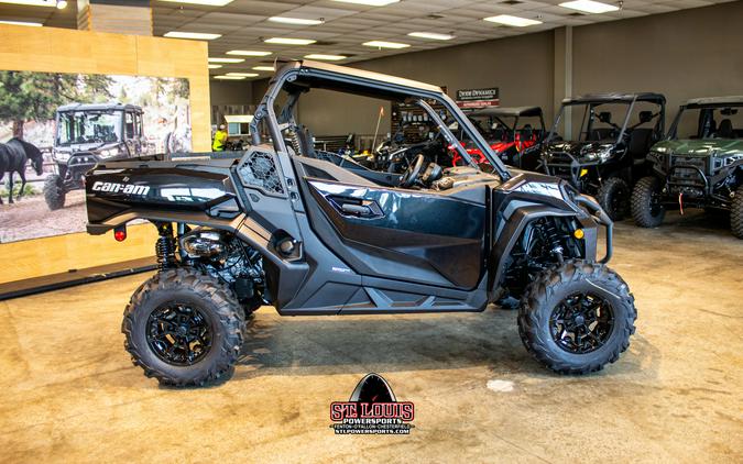 2024 Can-Am Commander XT 700 Red / Black