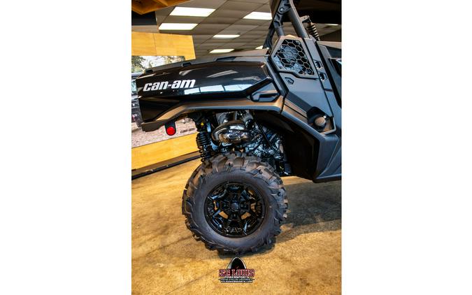 2024 Can-Am Commander XT 700 Red / Black