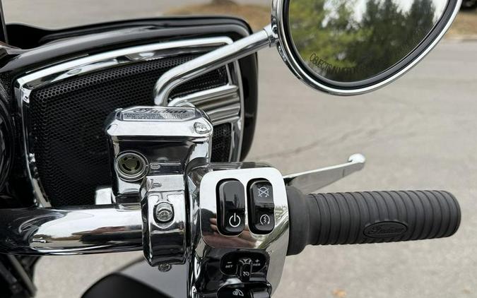 2025 Indian Motorcycle® Roadmaster® w/PowerBand Audio Black Metallic